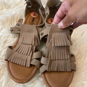 Minnetonka womens Studded fringe sandal size 7